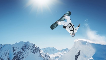 开云平台-户外攀岩赛事，挑战极限的高墙之战，户外攀岩危险吗